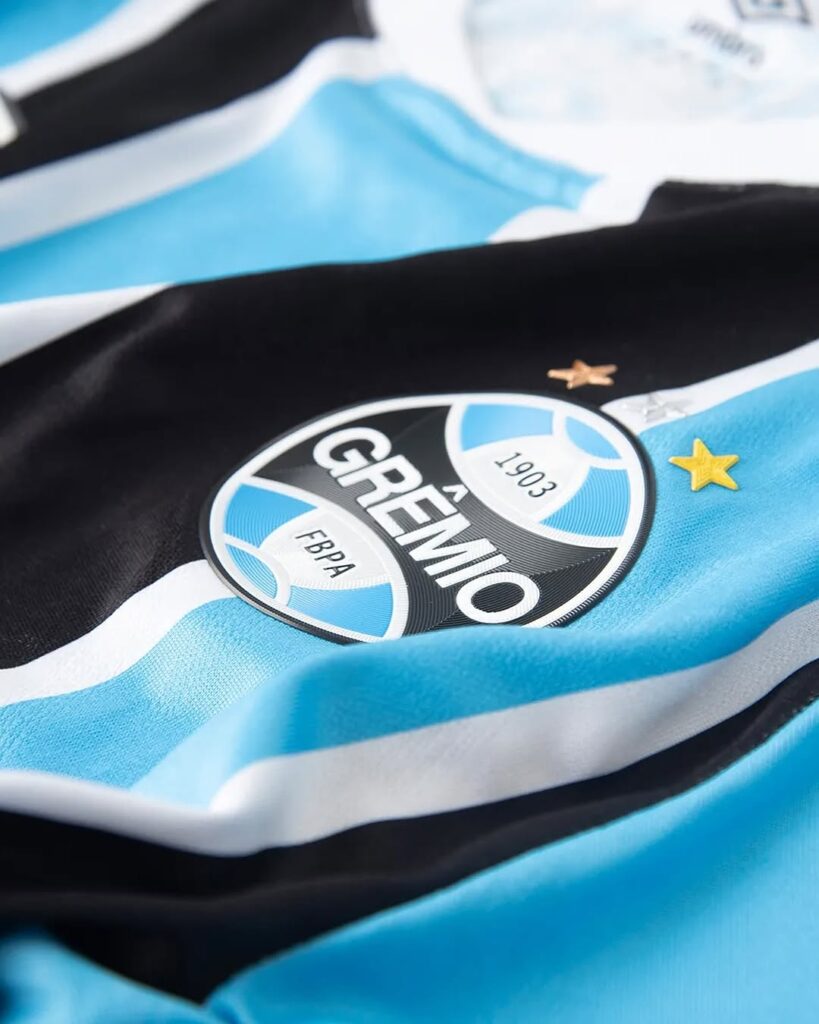 Snapins.ai_486538305_18491542084032319_1855847262528484085_n_1080-819x1024 Grêmio lança camisa titular para 2025 em homenagem aos torcedores pelo mundo