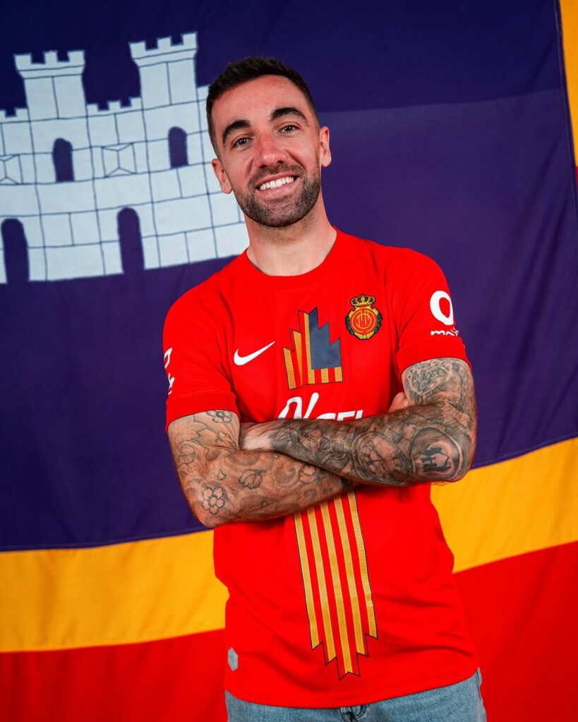 Snapinst.app_481790972_18498251629025468_5867775216587670389_n_1080-819x1024 Mallorca apresenta uniforme especial em celebração ao Dia das Ilhas Baleares