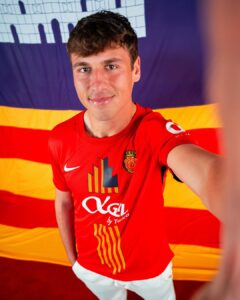Snapinst.app_482059697_18498251689025468_5590158165439770562_n_1080-1-240x300 Mallorca apresenta uniforme especial em celebração ao Dia das Ilhas Baleares