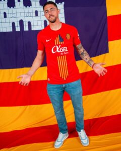Snapinst.app_482135237_18498251701025468_1489445250561412086_n_1080-1-1-240x300 Mallorca apresenta uniforme especial em celebração ao Dia das Ilhas Baleares