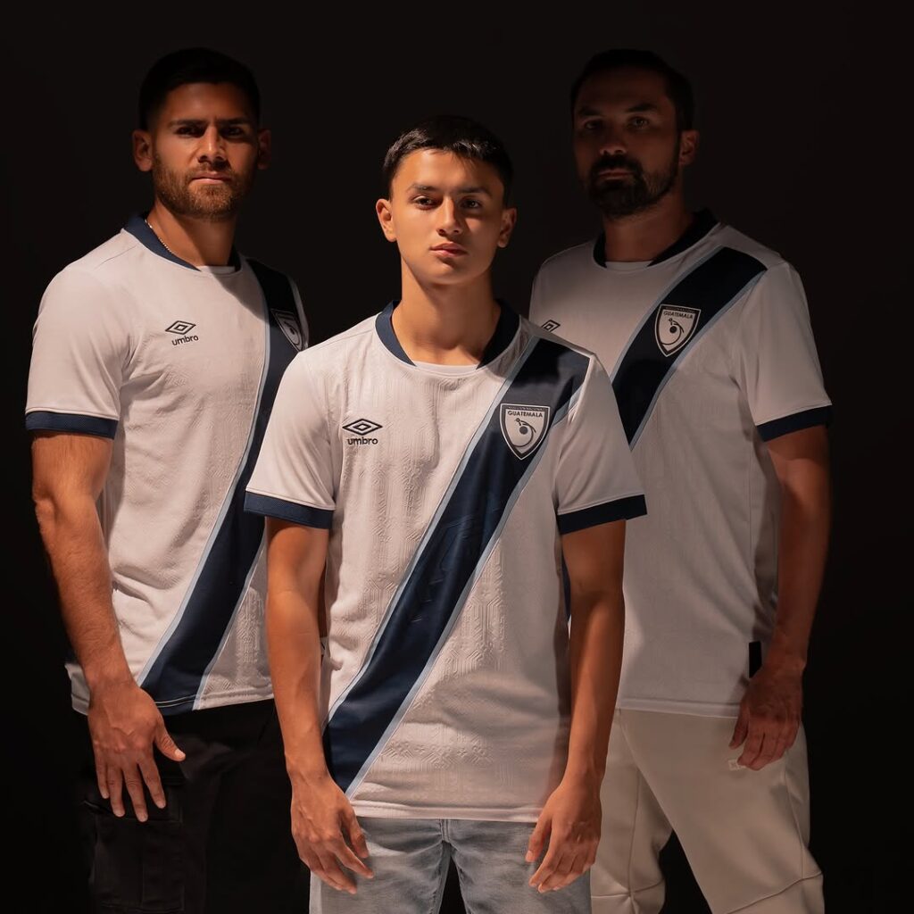 Umbro-e-a-Selecao-da-Guatemala-revelaram-suas-camisas-de-futebol-titular-e-visitante-para-2025-01-1024x1024 Umbro lança uniformes da Guatemala para a temporada 2025-2026.