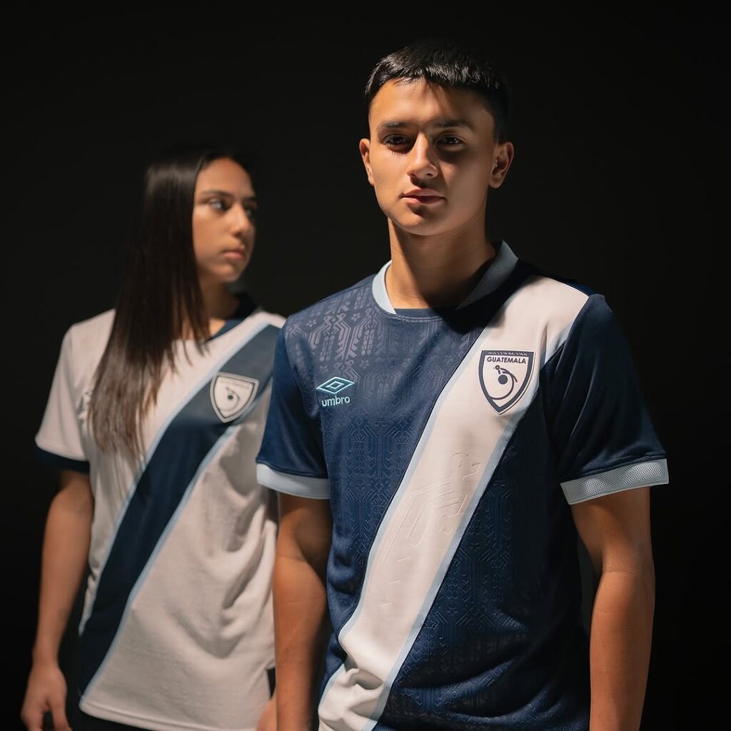 Umbro-e-a-Selecao-da-Guatemala-revelaram-suas-camisas-de-futebol-titular-e-visitante-para-2025-02-1024x1024 Umbro lança uniformes da Guatemala para a temporada 2025-2026.