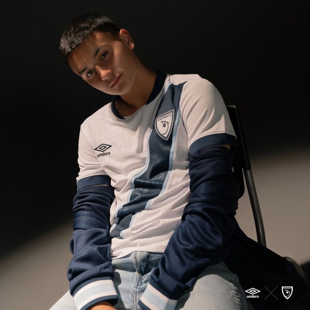 Umbro-e-a-Selecao-da-Guatemala-revelaram-suas-camisas-de-futebol-titular-e-visitante-para-2025-03-1024x1024 Umbro lança uniformes da Guatemala para a temporada 2025-2026.