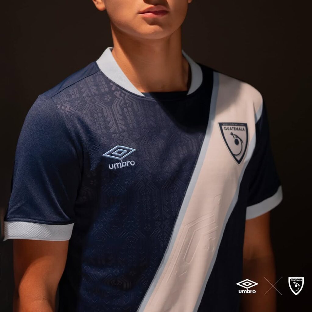 Umbro-e-a-Selecao-da-Guatemala-revelaram-suas-camisas-de-futebol-titular-e-visitante-para-2025-04-1024x1024 Umbro lança uniformes da Guatemala para a temporada 2025-2026.
