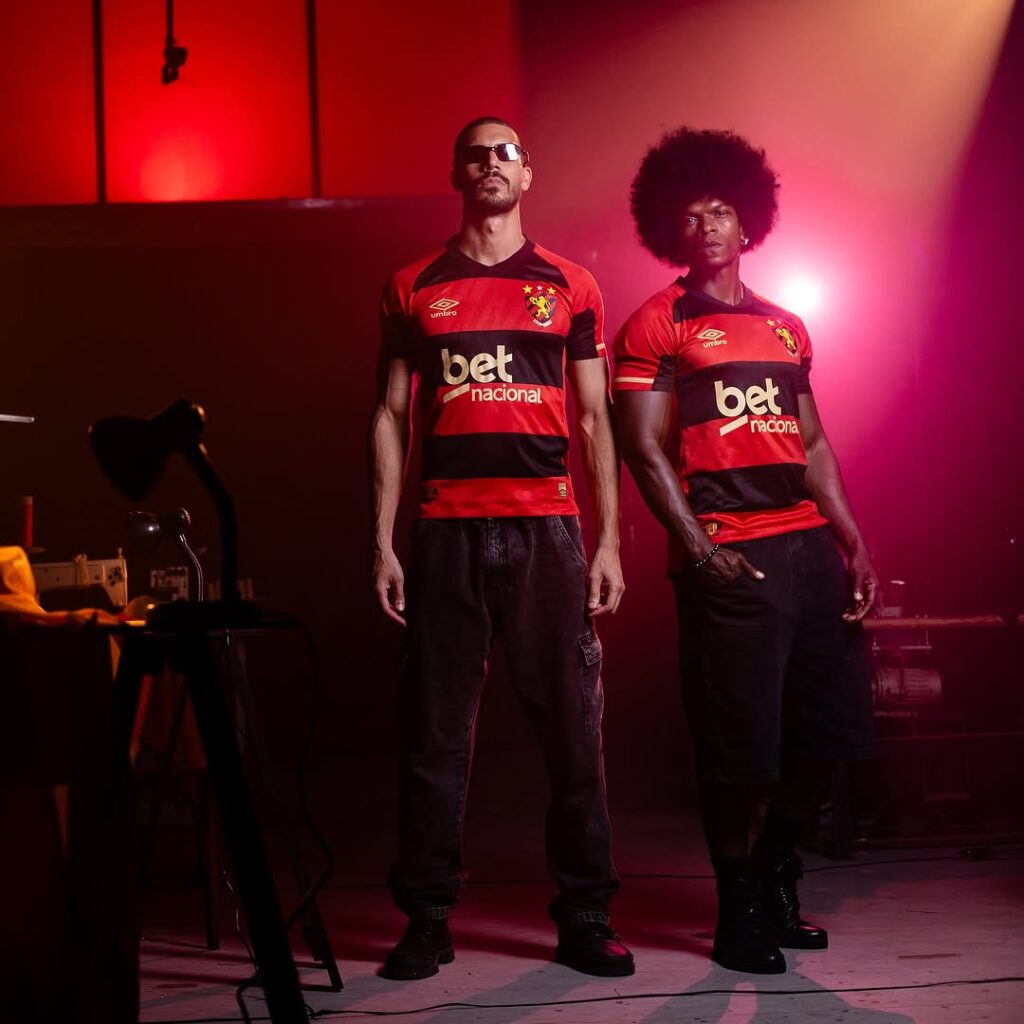 Umbro-lanca-camisa-titular-de-120-anos-do-Sport-Recife-para-2025-2026-06-1024x1024 Umbro lança camisa titular de 120 anos do Sport Recife para 2025-26