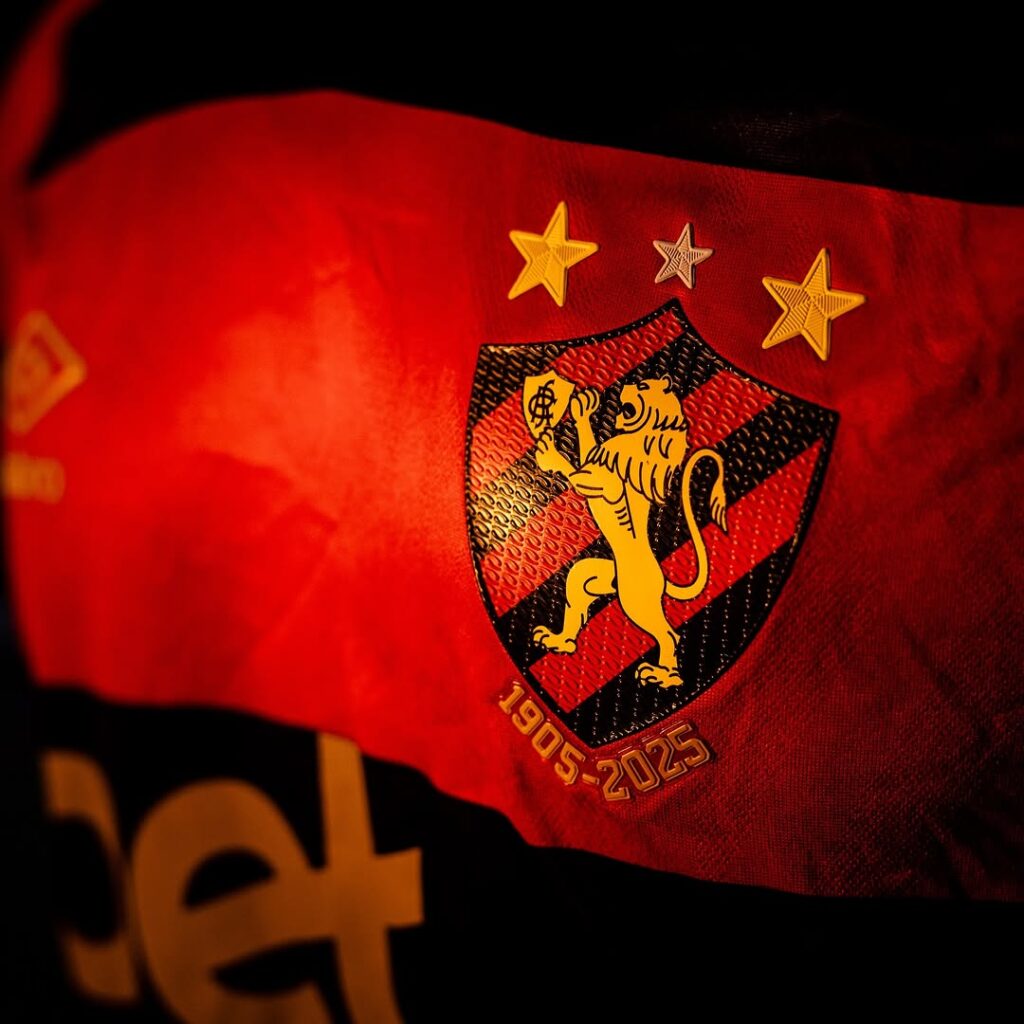 Umbro-lanca-camisa-titular-de-120-anos-do-Sport-Recife-para-2025-2026-07-1024x1024 Umbro lança camisa titular de 120 anos do Sport Recife para 2025-26