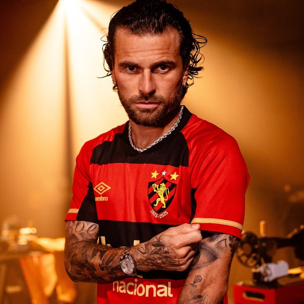 Umbro-lanca-camisa-titular-de-120-anos-do-Sport-Recife-para-2025-2026-10-1024x1024 Umbro lança camisa titular de 120 anos do Sport Recife para 2025-26
