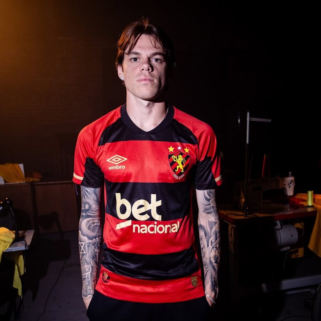 Umbro-lanca-camisa-titular-de-120-anos-do-Sport-Recife-para-2025-2026-12-1024x1024 Umbro lança camisa titular de 120 anos do Sport Recife para 2025-26
