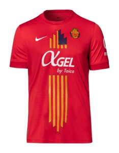 qaO8YcamKskKnLG-234x300 Mallorca apresenta uniforme especial em celebração ao Dia das Ilhas Baleares